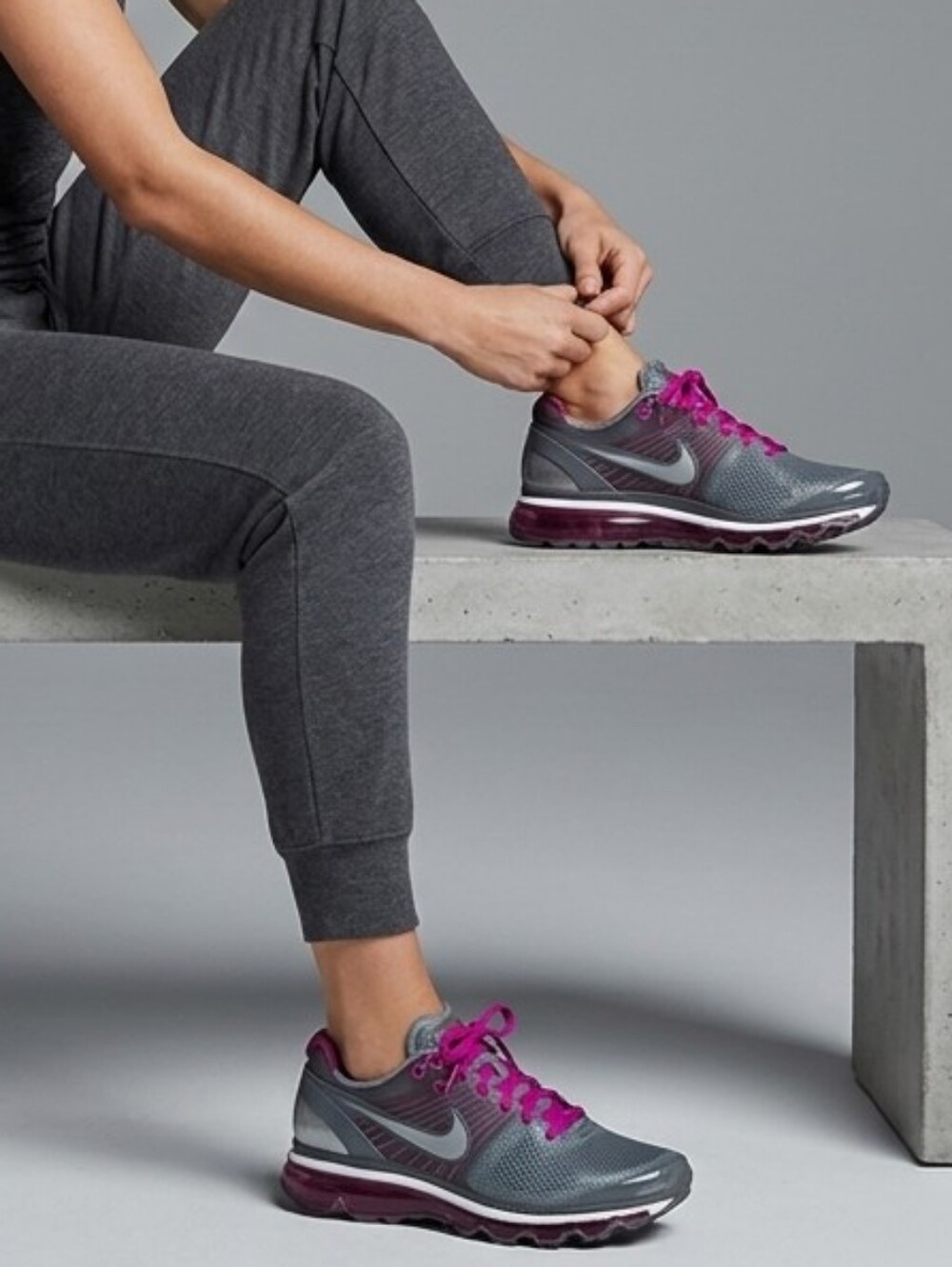 Nike Air Max Women's Gray & Pink Running Athletic Shoes Size 8